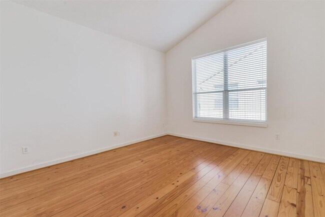 Building Photo - 21 N Ennis St