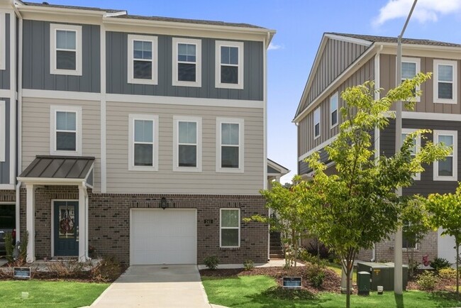 Building Photo - End Unit Townhome | Washer/ Dryer Included...