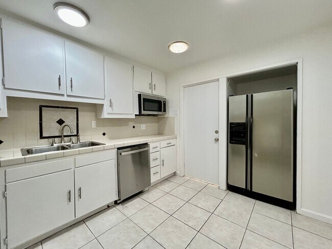 Building Photo - 2 bed 1 Bath with Garage in The Heart of Clairemont!