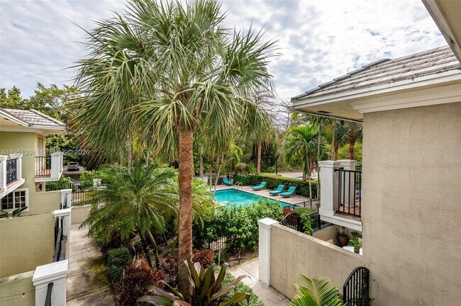 Building Photo - 1000 Palm Trail