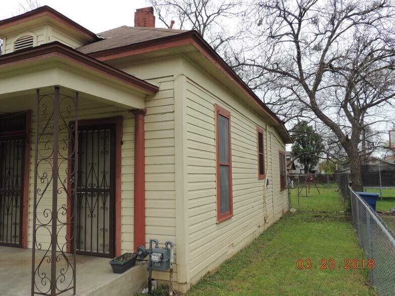 Building Photo - 1118 Essex St