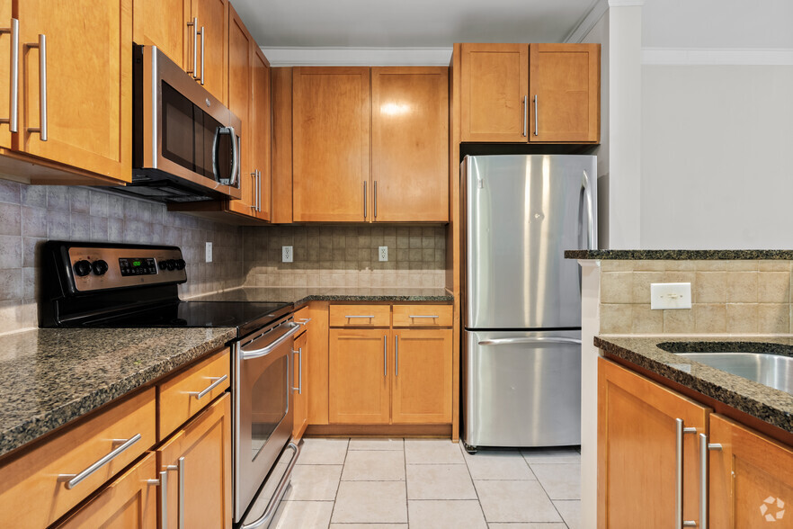 1BR, 1BA - 872 SF - Berkeley Park
