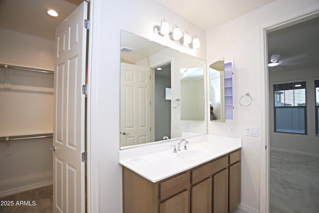 Building Photo - 976 W Finch Dr