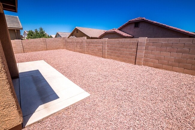 Building Photo - Great Open Floor Plan 3 Bedroom, 2 Bath, Central A/C in Holiday Subdivision!