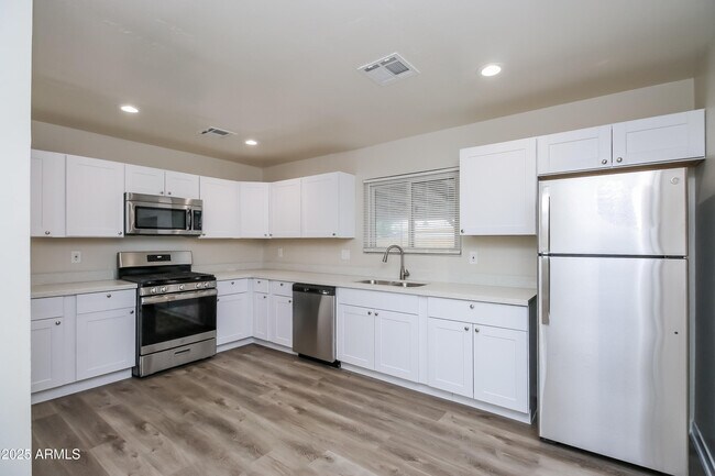 Building Photo - 410 N 97th St