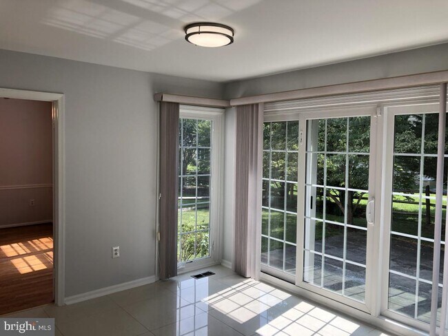 Building Photo - 991 Farm Haven Dr