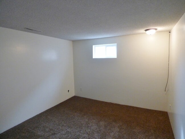 Building Photo - Remodeled 4 Bd Home with 23'x35' Heated Wo...