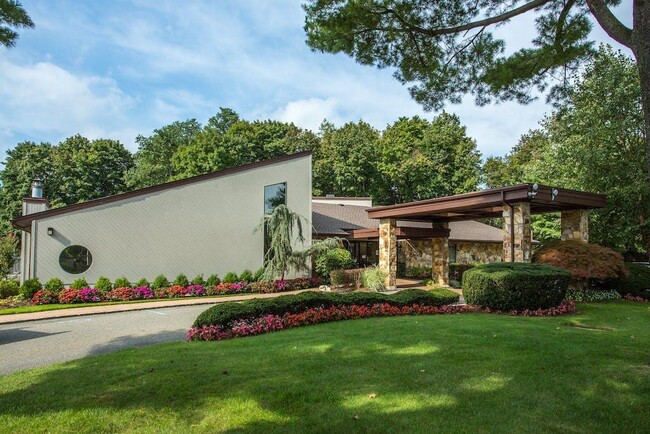 Building Photo - 90 Foxwood Dr