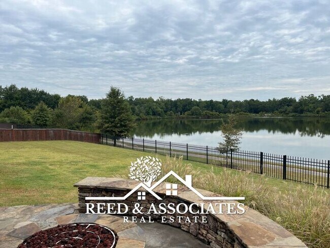Building Photo - 4 Bedroom Arlington Home with a Lakeside Lot