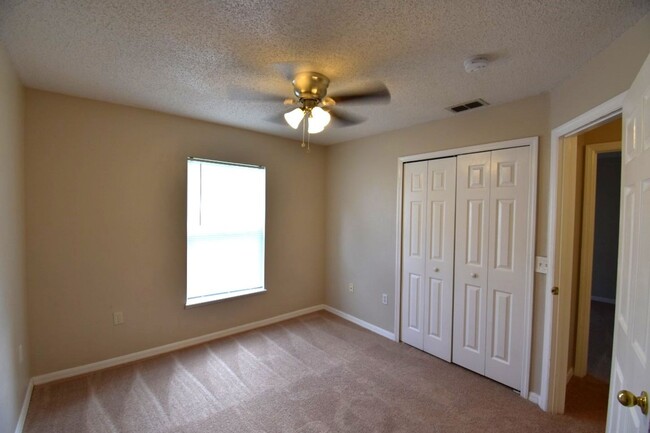 Building Photo - COMING SOON~ Spacious 3 bedroom 2 bath wit...