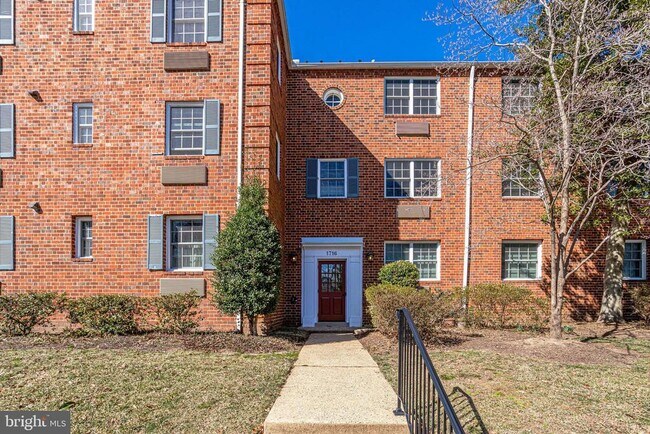 Building Photo - 1716 W Abingdon Dr