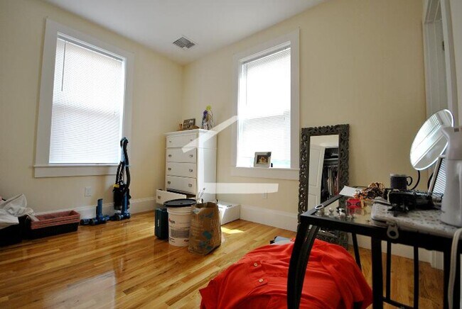 Building Photo - 10 Larose Pl