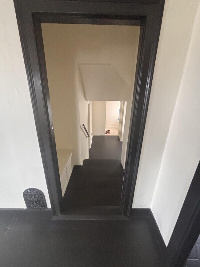 Building Photo - Spacious 2+ Bedroom in Prime Brunswick Location