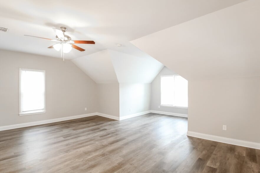 Building Photo - 2570 Broadmoor Ct