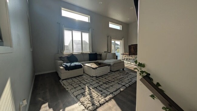 Building Photo - Furnished Queen Room with Closet & Private Bath