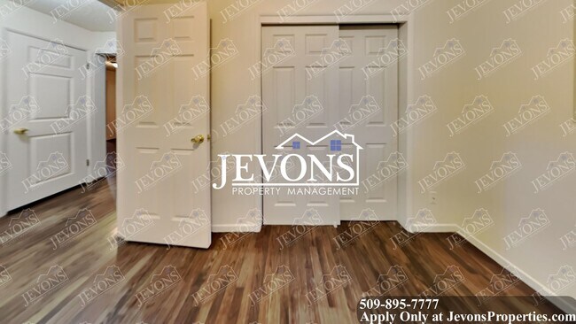 Building Photo - 50% off on the first full month's rent if the move-in occurs by 5/31.