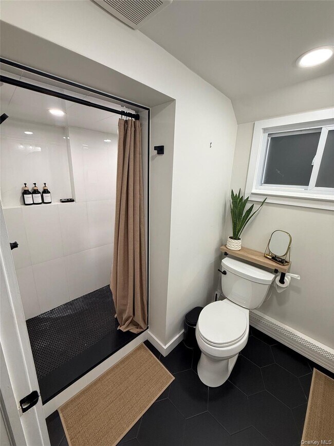 Building Photo - 547 Middle St