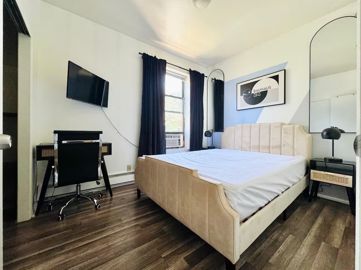 Building Photo - Furnished room/NOT APARTMENT