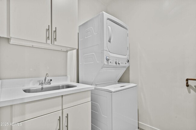 Building Photo - 325 E Coronado Rd