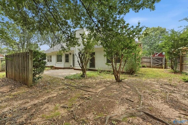 Building Photo - 210 Pebble Brook Dr