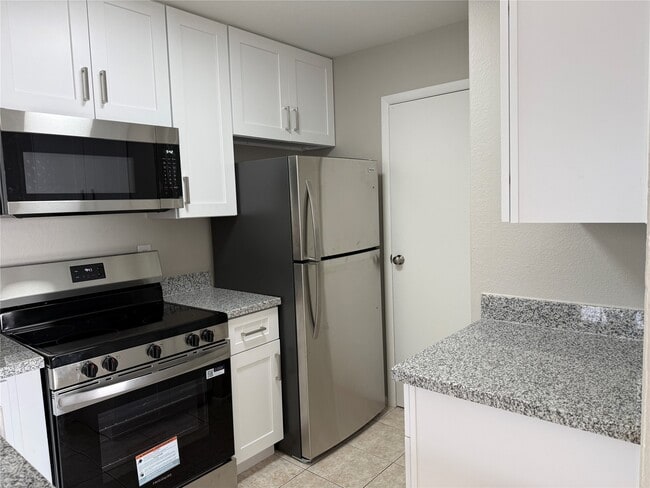 Building Photo - 13902 Buckingham Dr