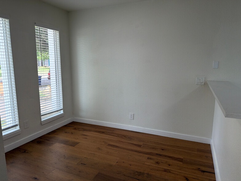 Building Photo - Room in House on Rockridge Dr