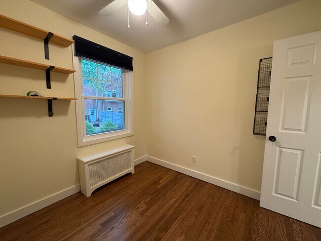 Building Photo - Stylish 3 Bed 1.5 Bath Home With A Fenced Patio In Warwick Village