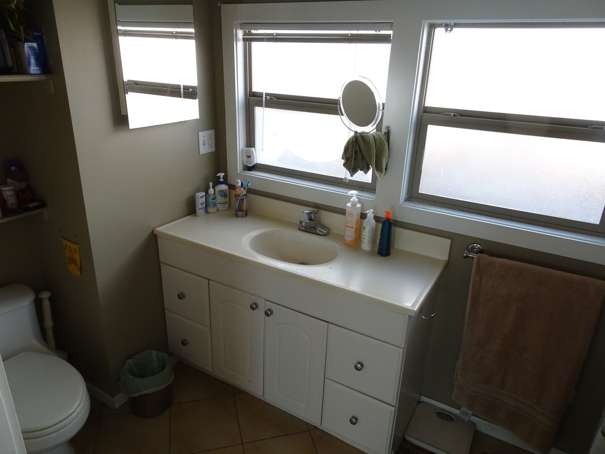 Upstairs Full Bathroom - 1655 S Corona St