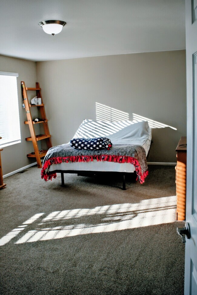 Building Photo - 415 3rd St