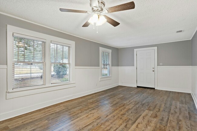 Building Photo - 1700 Northview Dr