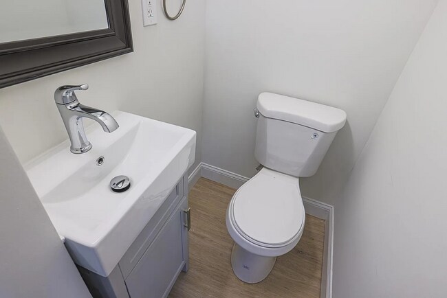 Building Photo - Beautiful 3 Bedroom 1.5 bath Move-In Ready!