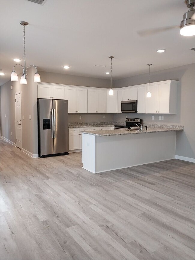 Building Photo - Gorgeous 3 Bedroom 2.5 Bath Townhome