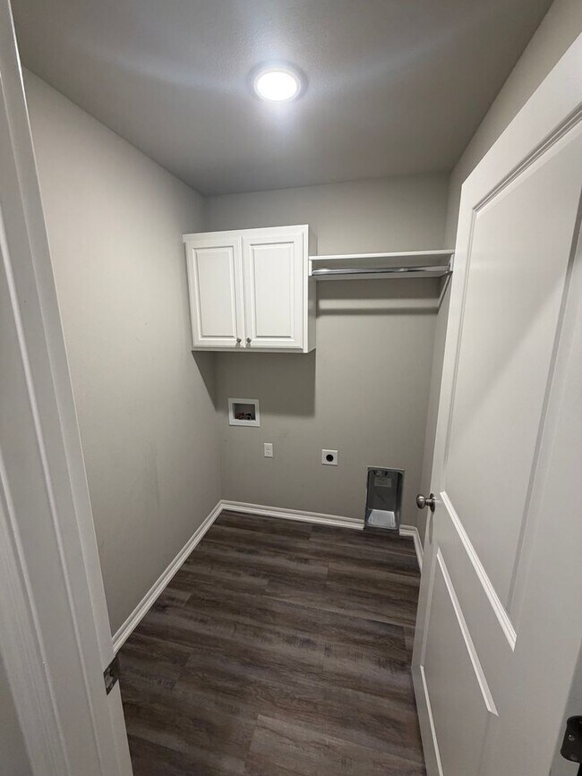Building Photo - 3 Bed | 2 Bath Luxury Duplex