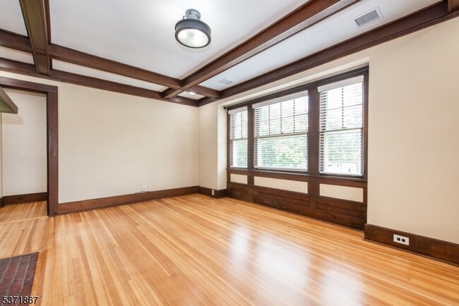 Building Photo - 50 Walnut Crescent