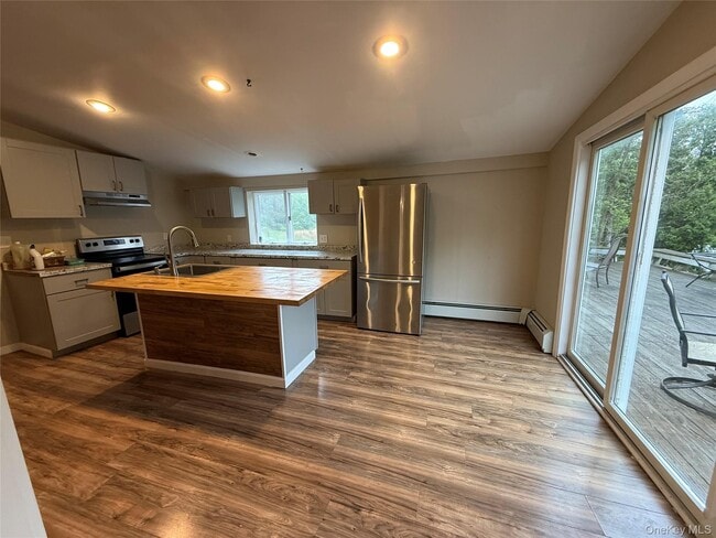 Building Photo - 10 Crans Rd