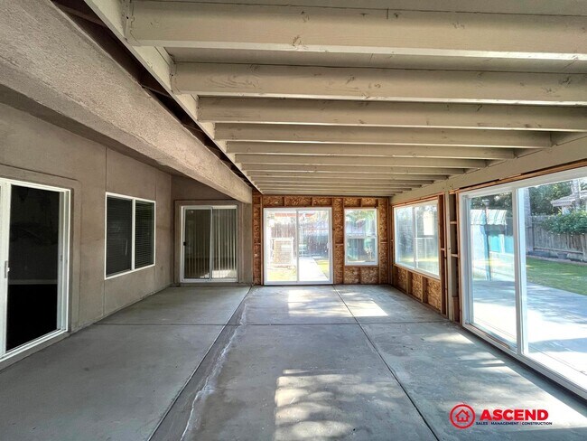 Building Photo - Beautiful 4 Bedroom Home in the Southwest!