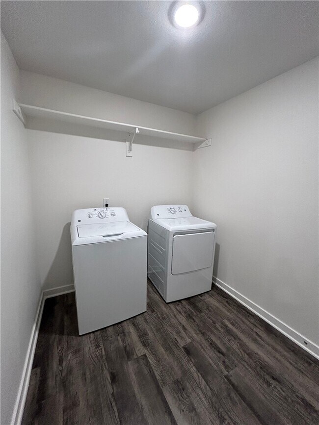 Building Photo - 636 Hidden Springs Dr