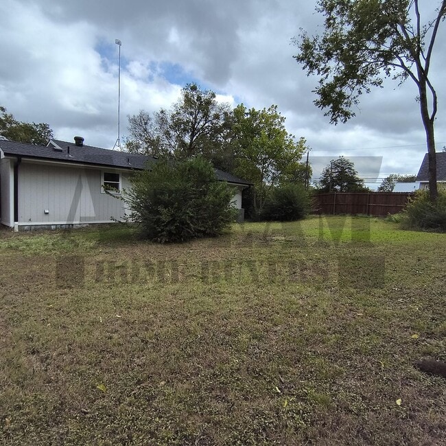 Building Photo - Beautiful 2 Bedroom 1 Bathroom for rent in Kaufman!