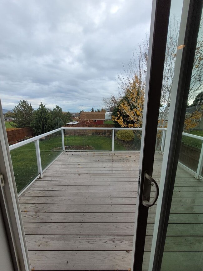 Building Photo - Well Maintained Family Home in Clarkston Heights