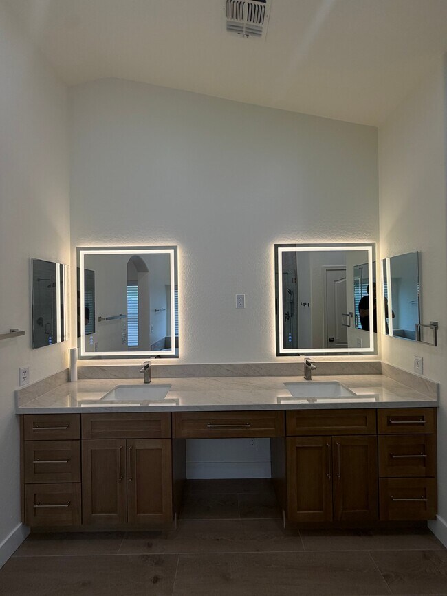 Building Photo - 2741 E Quiet Hollow Ln