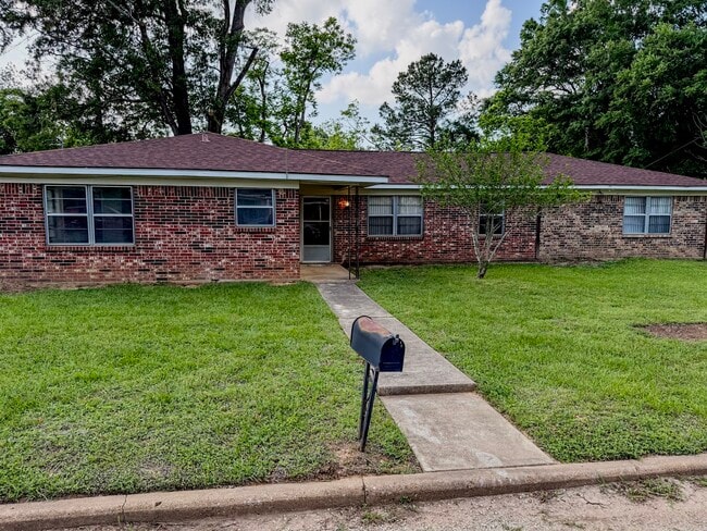 Building Photo - 109 Lakeway Dr