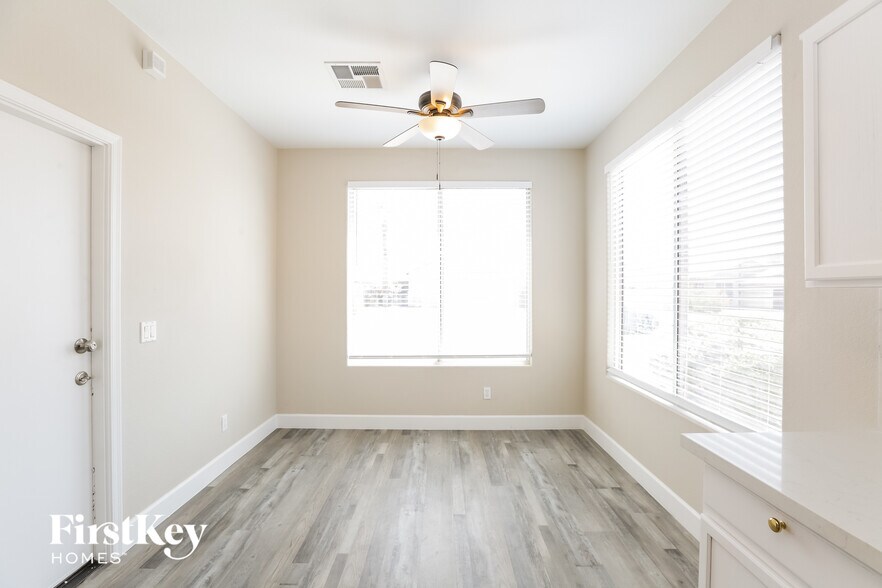 Building Photo - 8630 W Shaw Butte Dr