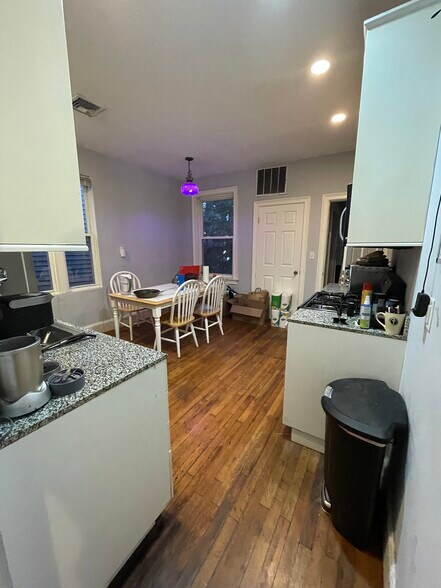 Building Photo - 731 Parker St