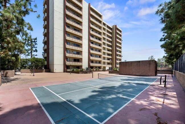 Building Photo - 321 S San Vicente Blvd