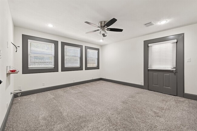 Building Photo - 10054 Cedardale Dr