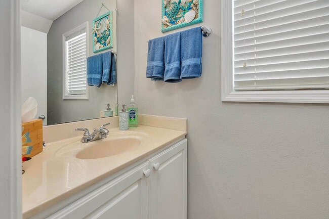 Building Photo - 132 S Island Square Dr