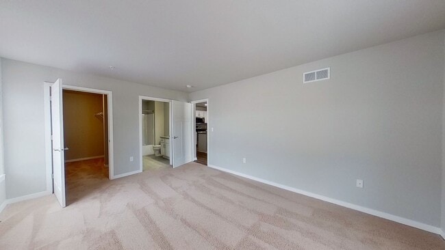 Building Photo - Condo Style Lower 2 Bedroom 2 Bathroom plus Den Apartment