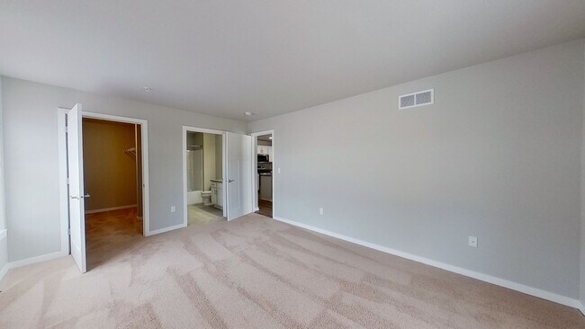 Building Photo - Condo Style Upper 3 Bedroom 2 Bathroom plus Den Apartment