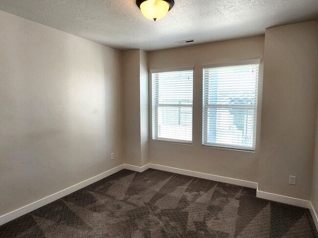 Building Photo - Great 3 Bd 2 Ba Townhome 2 Car Garage