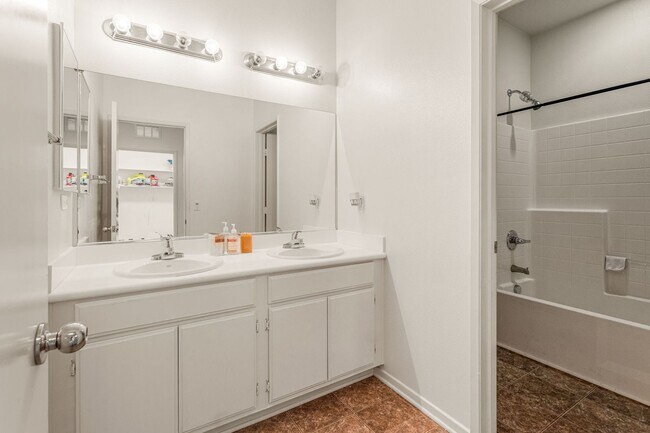 Building Photo - Beautiful 4 Bed 3.5 Bath Home in Great School District!! Located in Montecito.